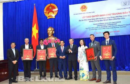 UBND tỉnh Bạc Liêu và Đại diện Công ty TNHH Delta Offshore Energy Pte. Ltd tại lễ trao quyết định chủ đầu tư năm 2020. 
Nguồn ảnh: Bạc Liêu Online